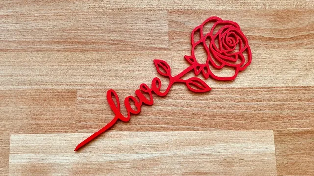 Love Yazılı Gül Figürü – Dekoratif Aşk Temalı Çiçek ve Romantik Hediye