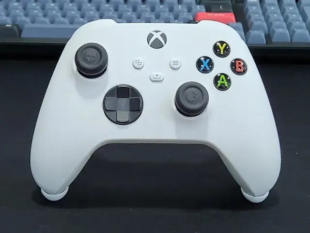 Xbox Konsol Standı – Dekoratif ve Düzenleyici Kontrol Cihazı Tutucu