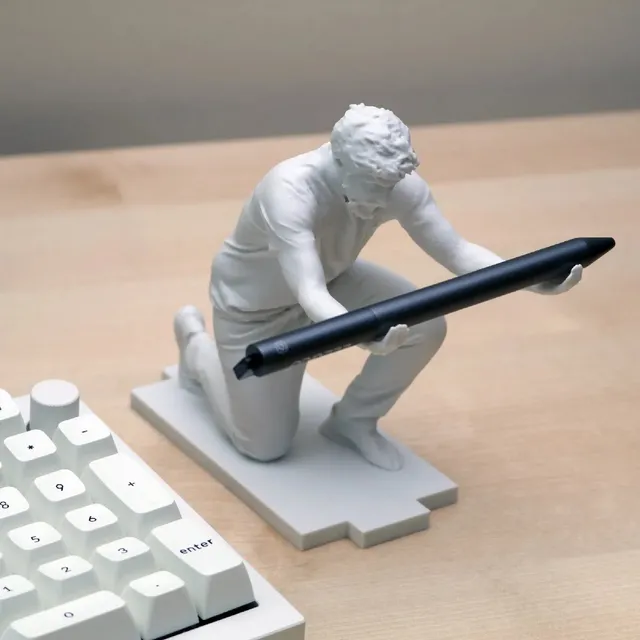 Diz Çökmüş Figüratif Kalem ve Tablet Kalemi Tutucu Dekoratif Masaüstü Düzenleyici
