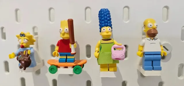 Skadis Uyumlu Mini Figür Askısı – Yapı Oyuncak Figür Düzenleyici Stand (1 Adet)