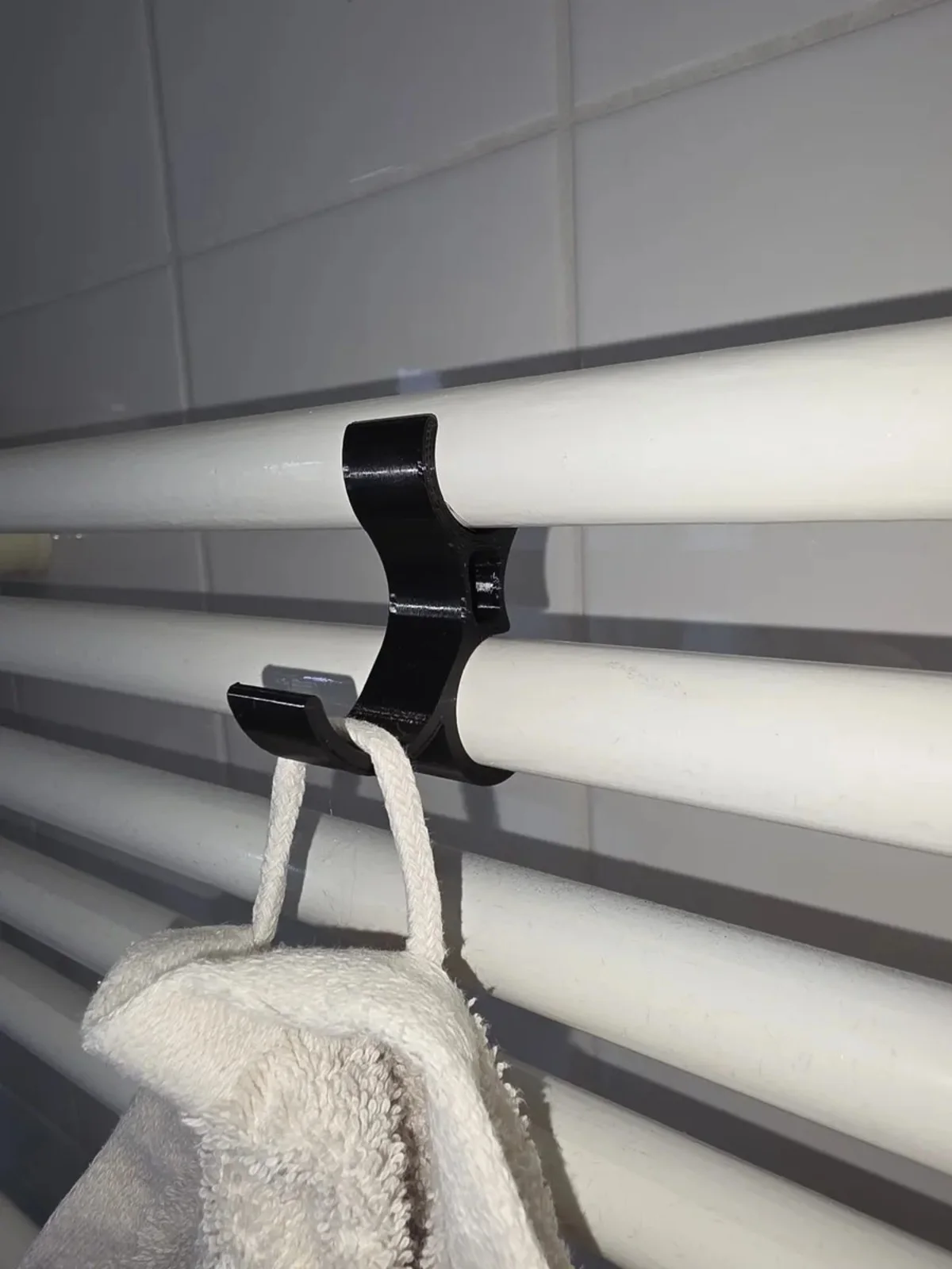 Radyatör ve Havlupan Uyumlu Havlu Askısı Pratik Banyo Düzenleyici Aparat